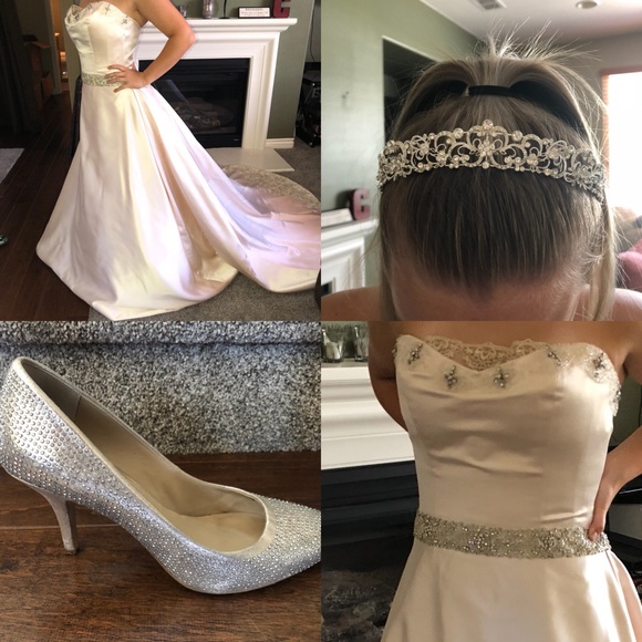 Wedding dress and tiara - Picture 1 of 8